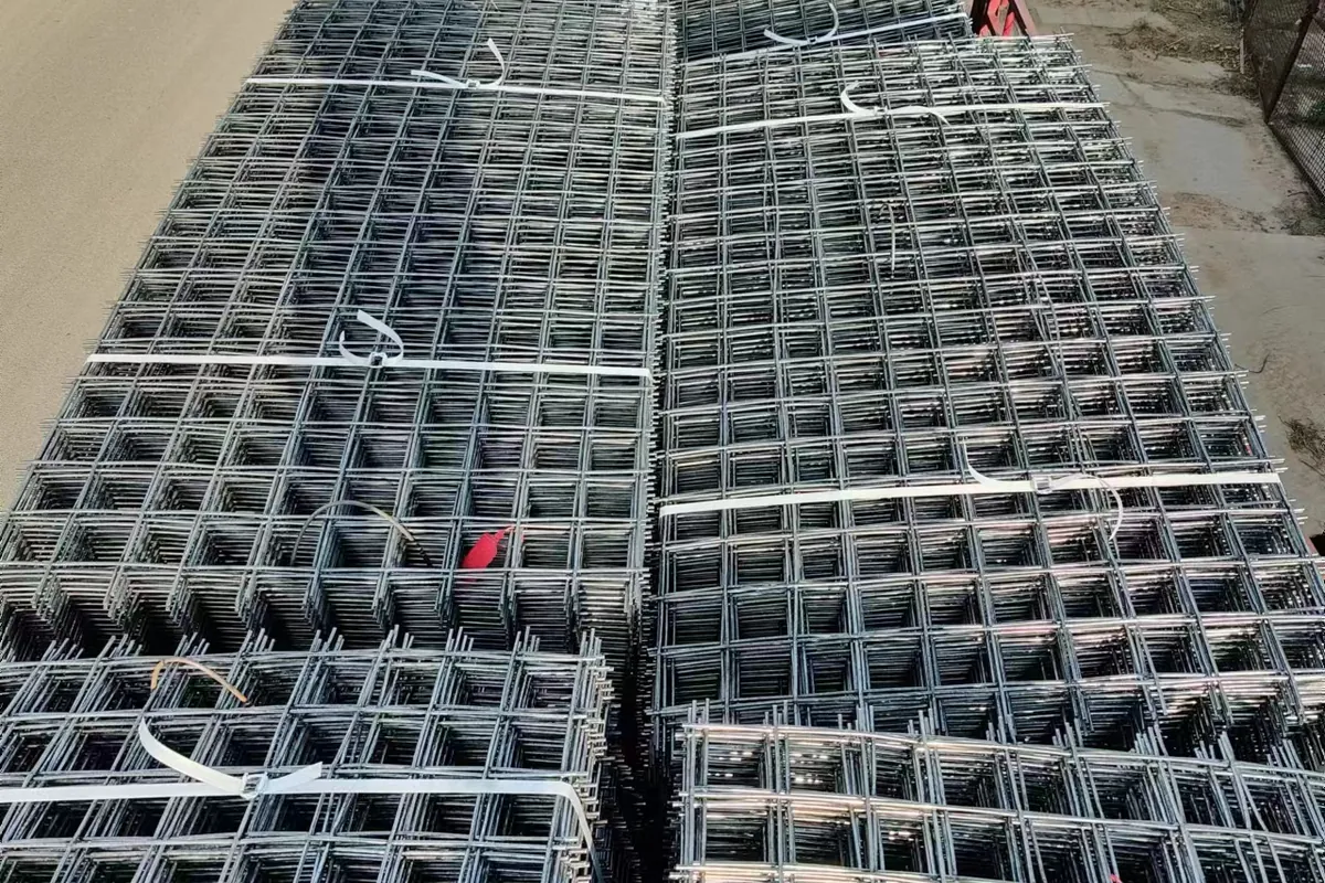 Crimped manganese steel mesh installed on a vibrating screen for mining screening