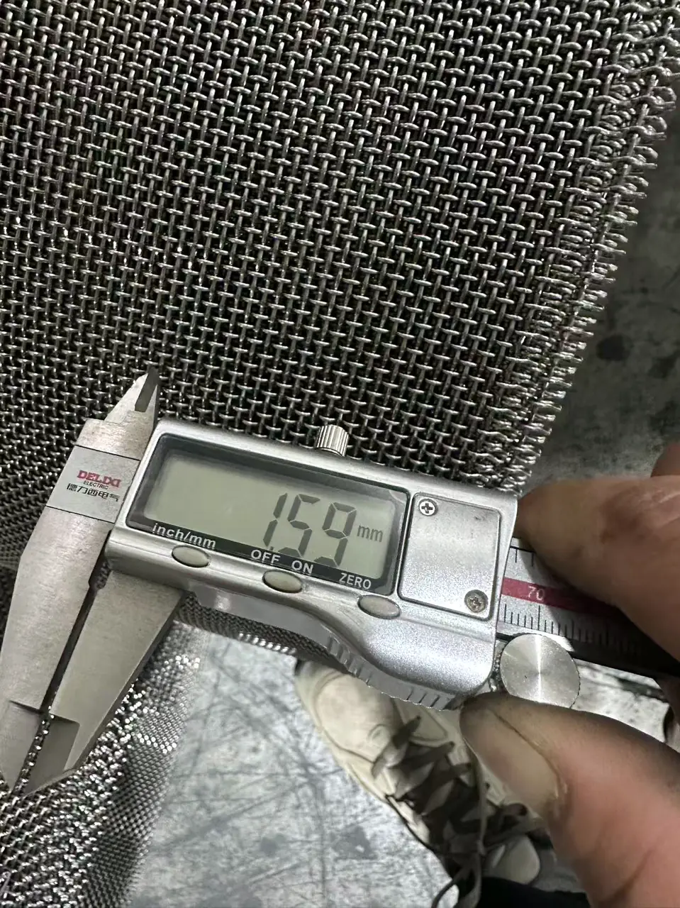 Stainless steel crimped wire mesh roll finish inspection per ASTM A580 / EN 10088 surface check at Anping Hand in Hand factory QC station, Anping County Hebei