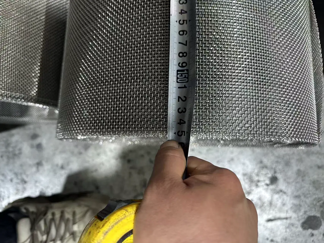 Stainless steel crimped wire mesh weaving on dedicated heavy-gauge loom line, monthly output 30,000 square metres at Anping Hand in Hand factory