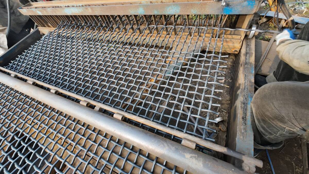 Crimped wire mesh factory production in Anping