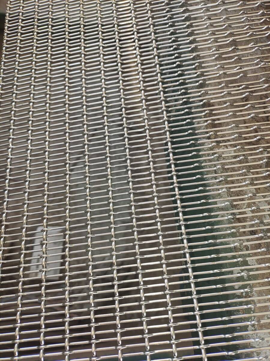 Crimped wire mesh for animal enclosure and farm fencing