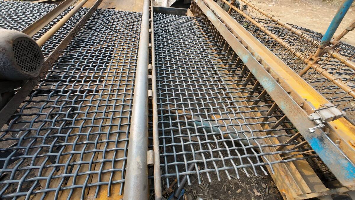 Crimped wire mesh for mining screening application