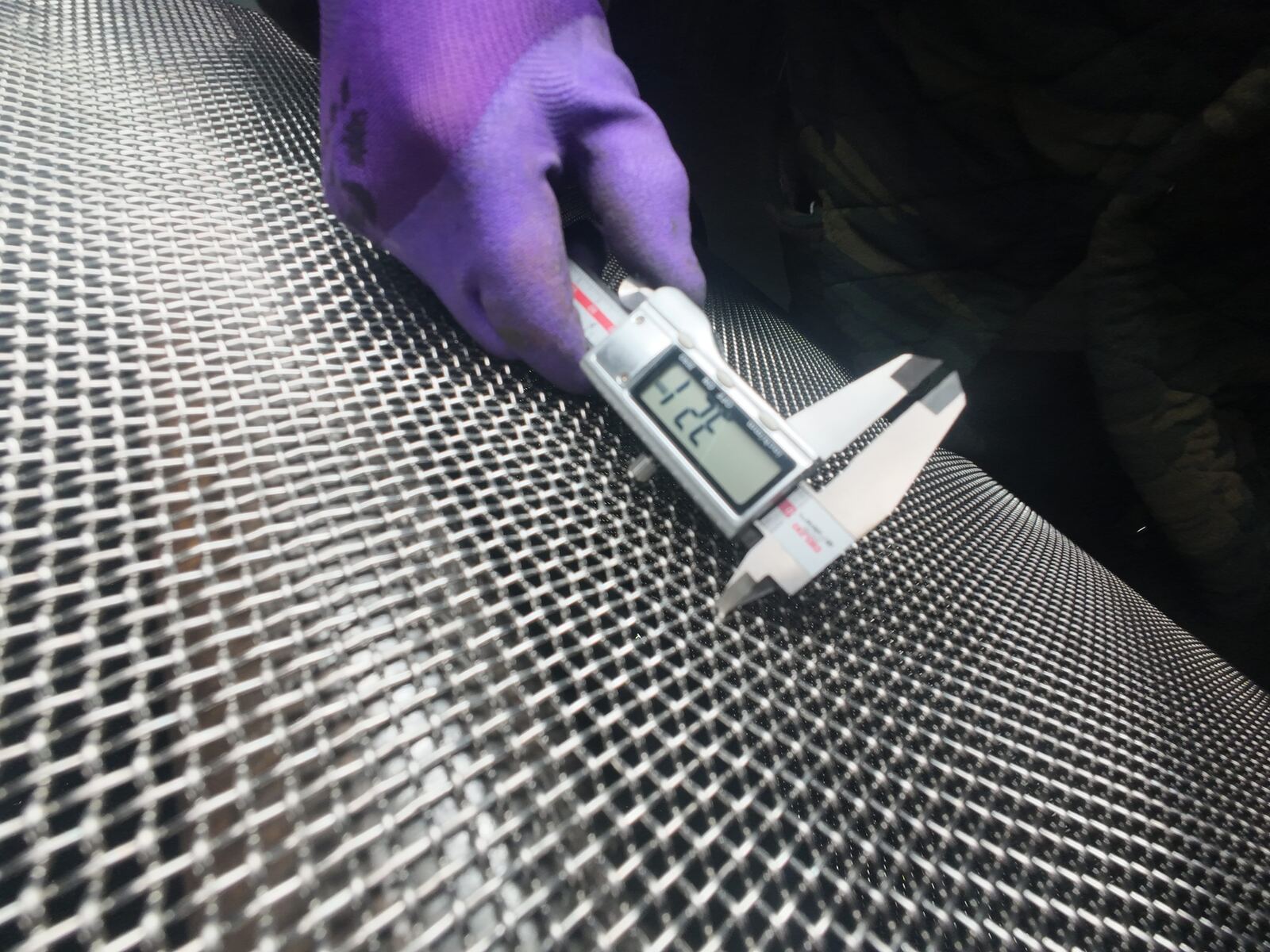 Crimped wire mesh opening detail for aperture selection