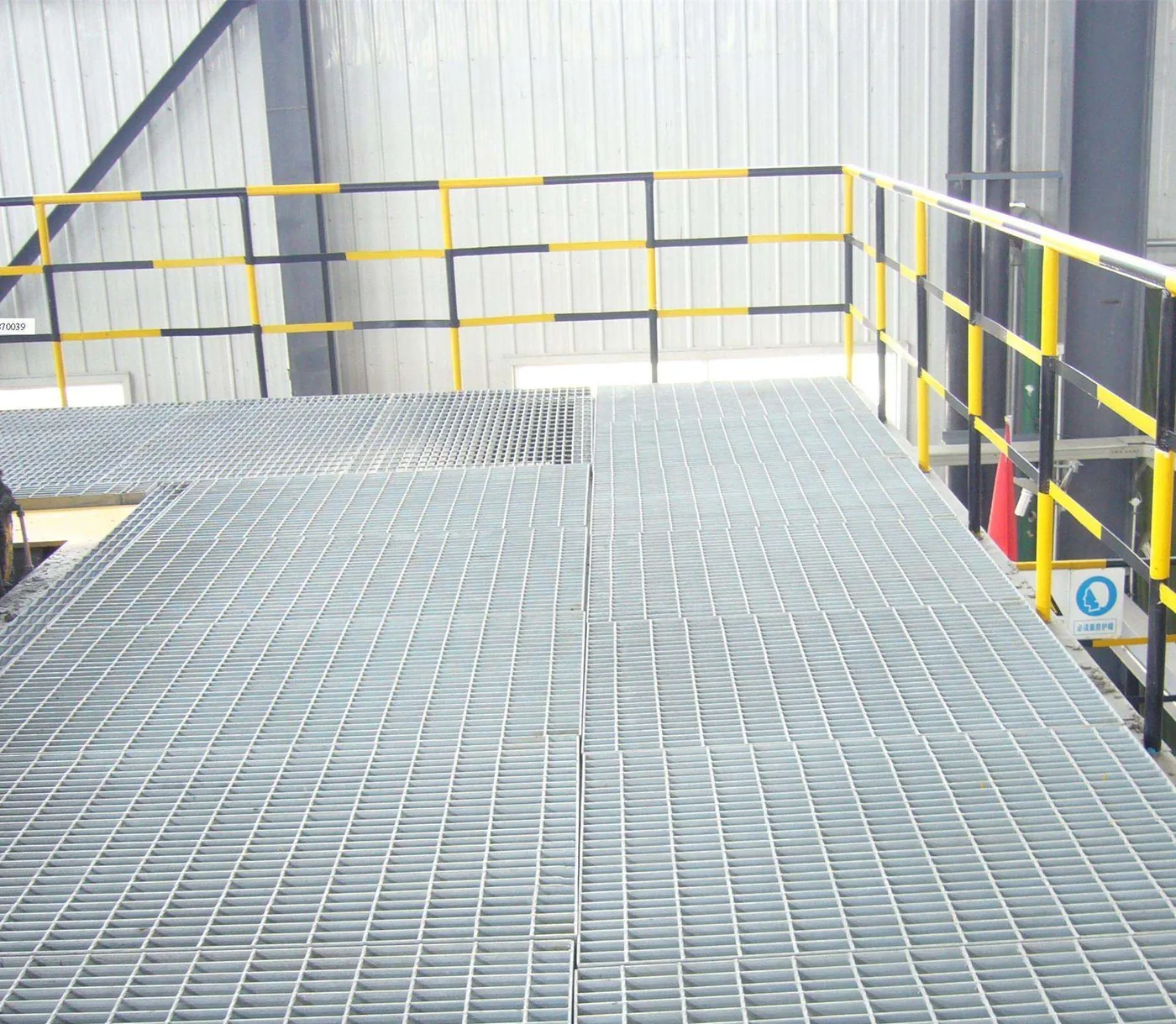 Galvanized steel grating stair tread and platform walkway