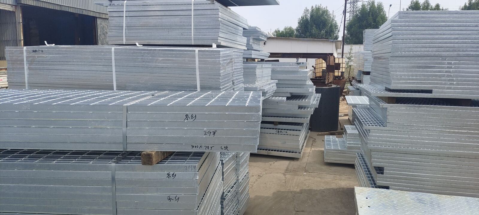 Galvanized steel grating panels for trench covers, platforms and municipal drainage