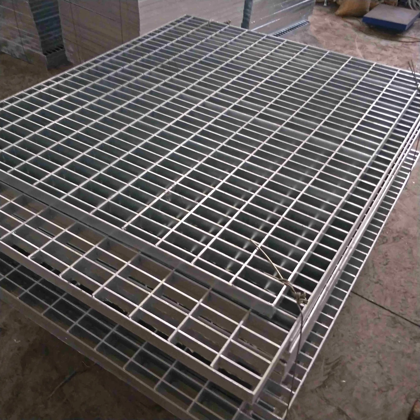 Heavy duty galvanized steel grating for industrial load areas