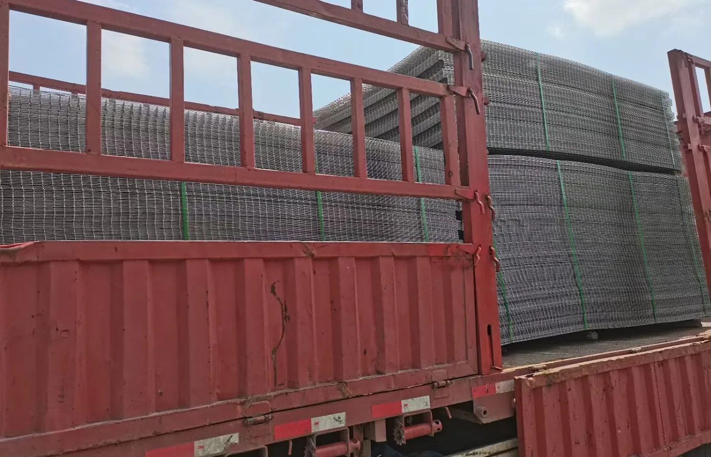Wire mesh export packing and container loading for sea freight