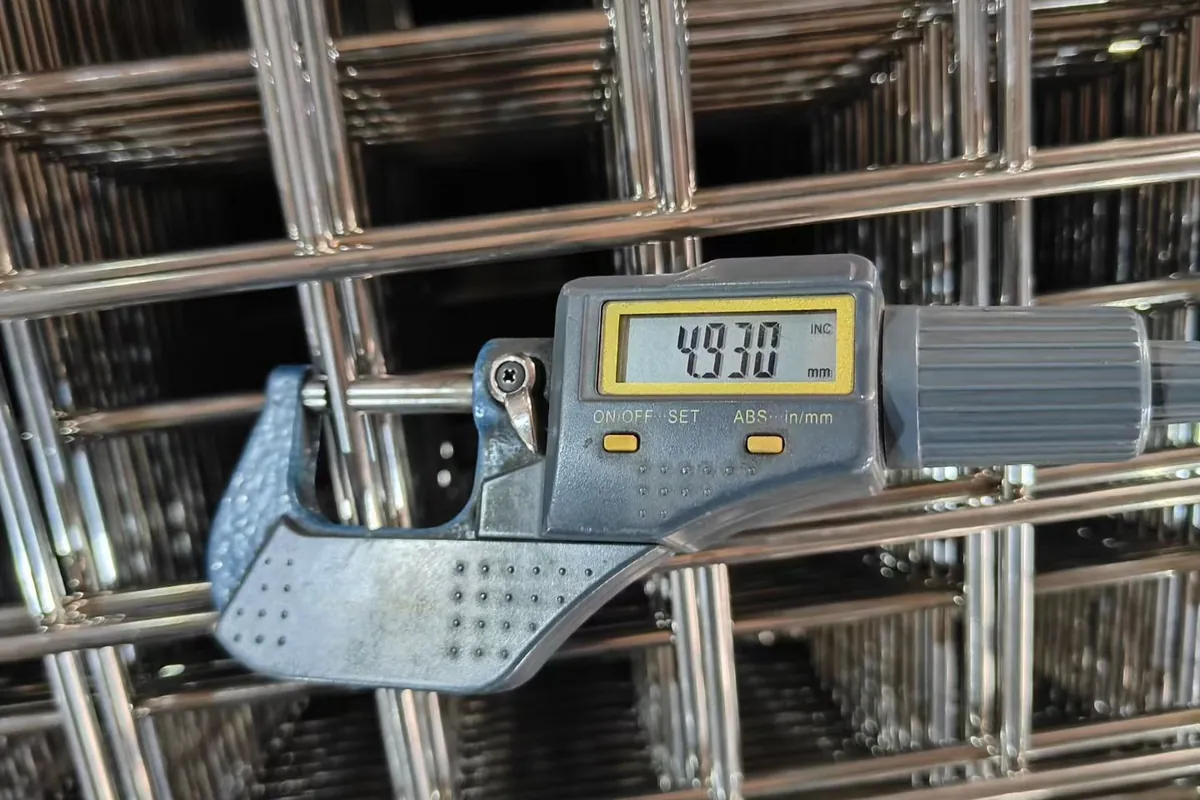 Digital thickness gauge measuring stainless steel wire mesh panel wire diameter at Anping factory quality control