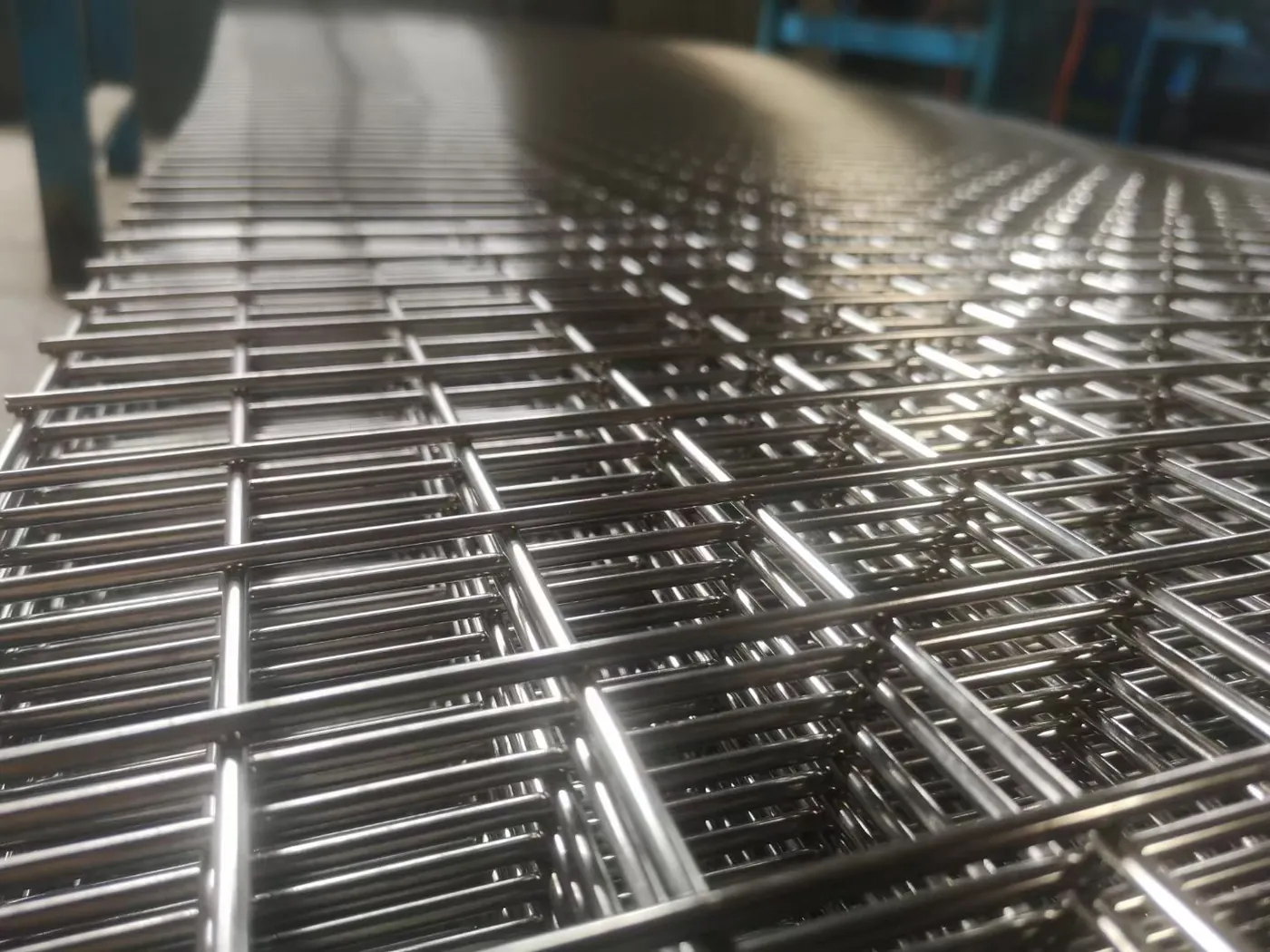 Stainless steel wire mesh panels production line at the Anping Hand in Hand factory