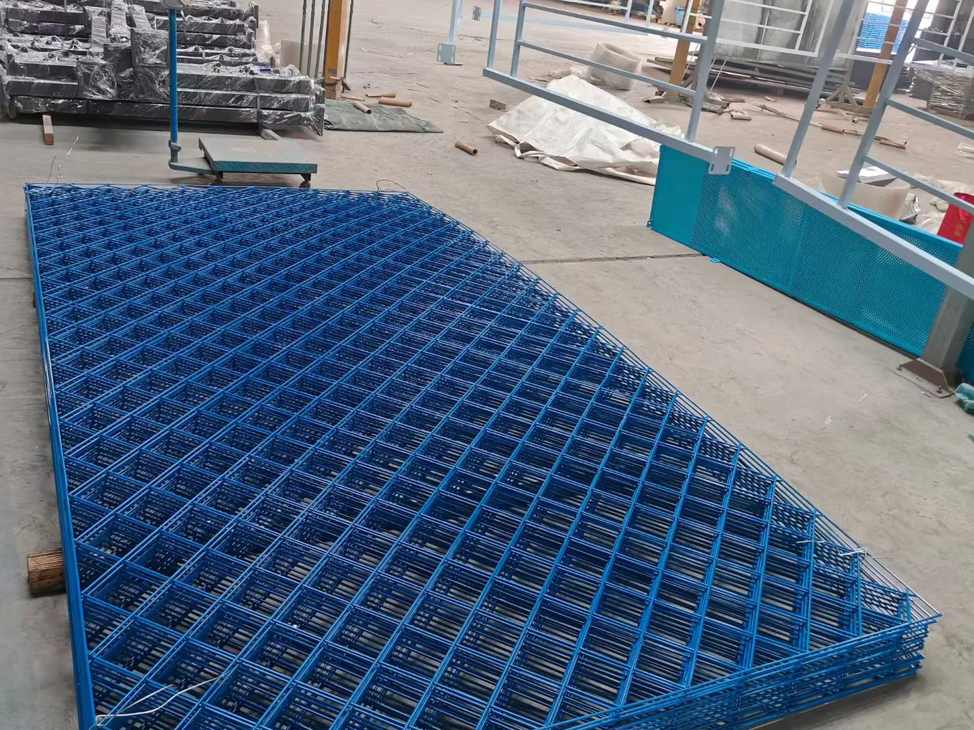 Stainless steel wire mesh panel welding workshop at the Anping factory