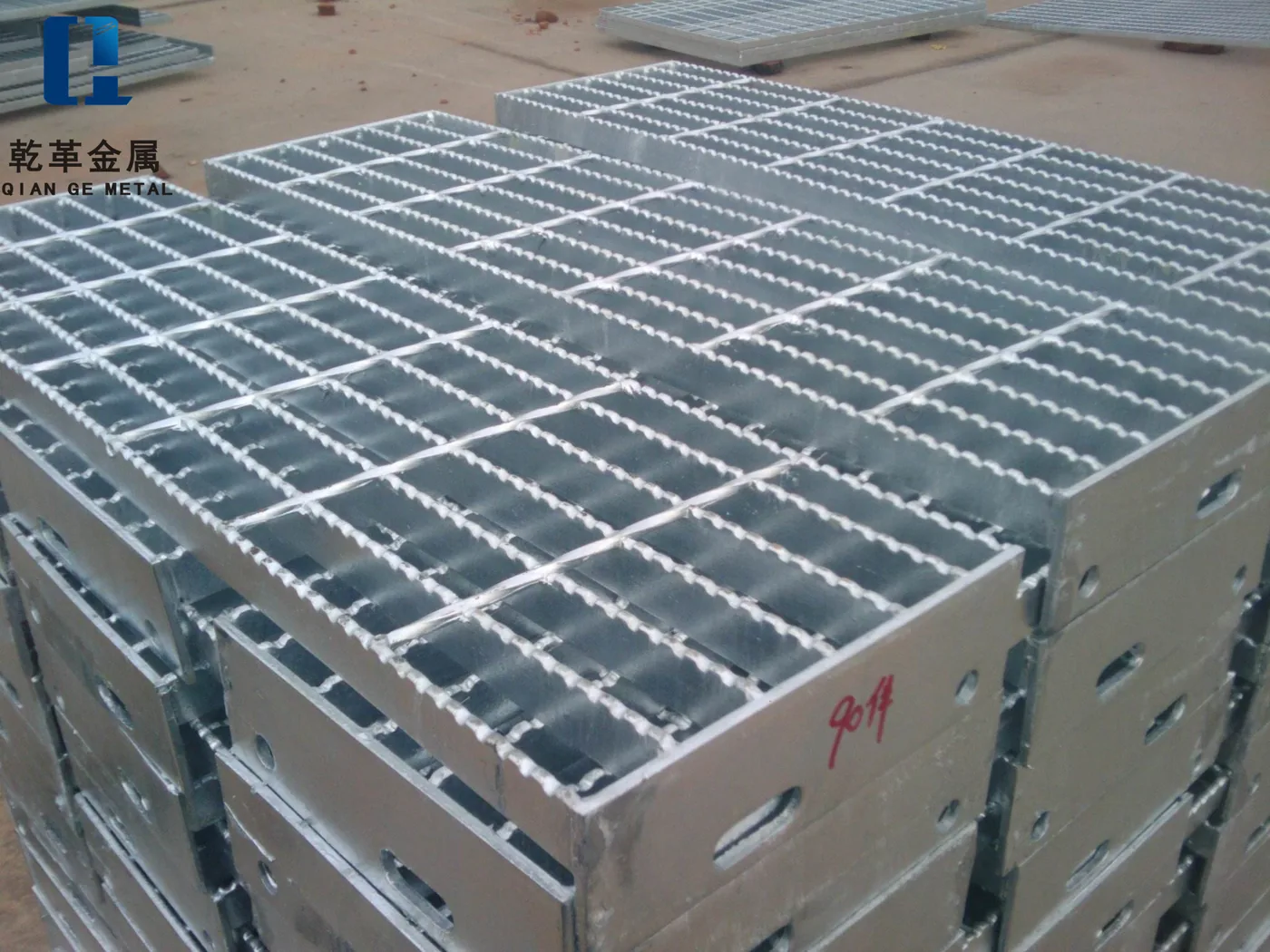 Serrated galvanized steel grating for anti-slip walkway