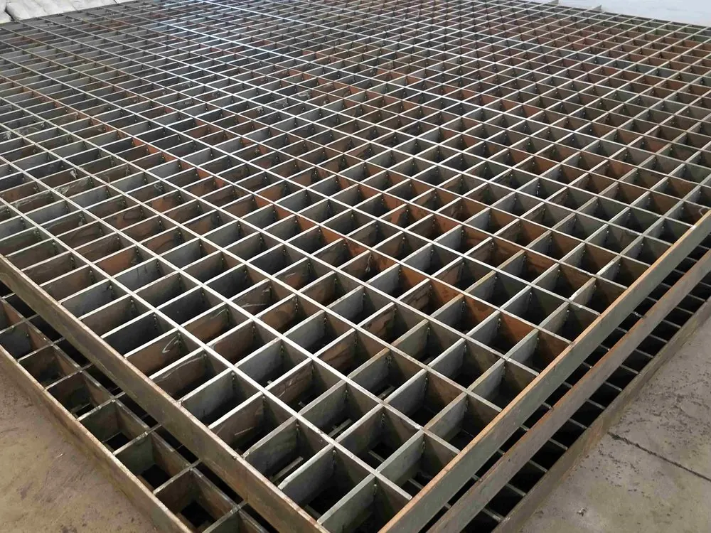 Close-up of welded edge banding on hot-dip galvanized steel grating panel, continuous flat-bar weld for load transfer at supports