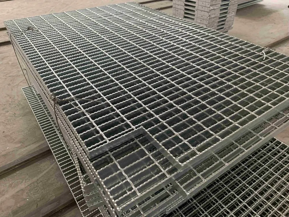 Stainless steel 304L and 316L grating panels at Anping Hand in Hand factory for marine, food and chemical service environments