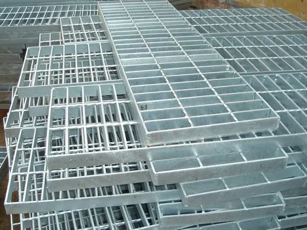 Serrated anti slip steel grating for wet oily and chemical plant walking surfaces