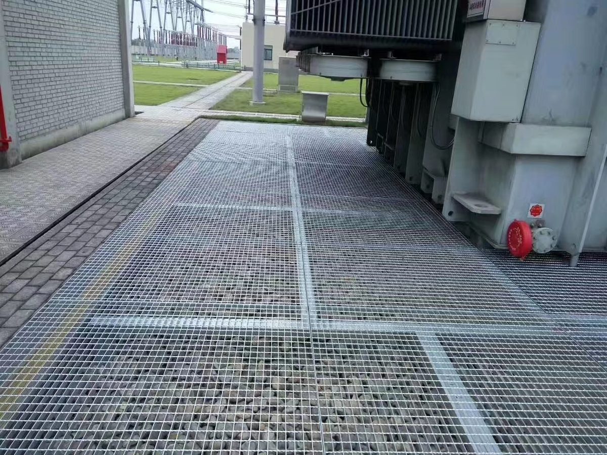 Press welded hot-dip galvanized steel grating installed as industrial platform drainage walkway