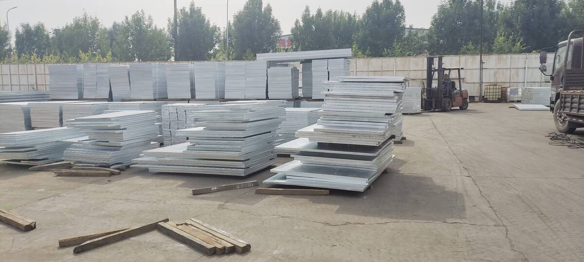 Steel grating panels packing and palletizing for export shipment from the Anping factory