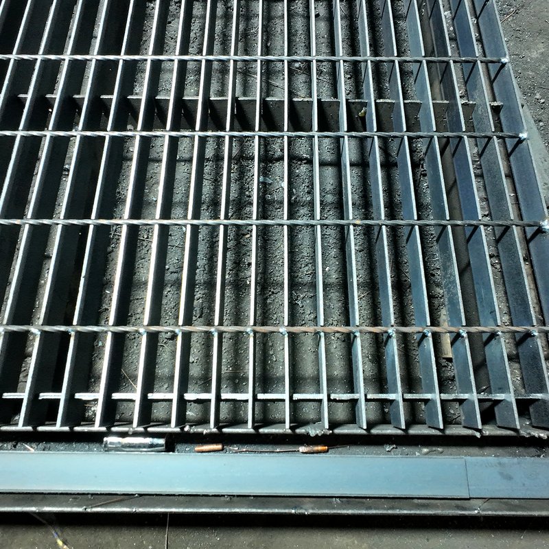 Steel grating panels loaded into 40 ft container for export shipment from Anping factory