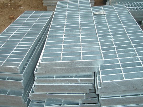 Steel grating stair tread with welded serrated nosing for industrial staircase platform