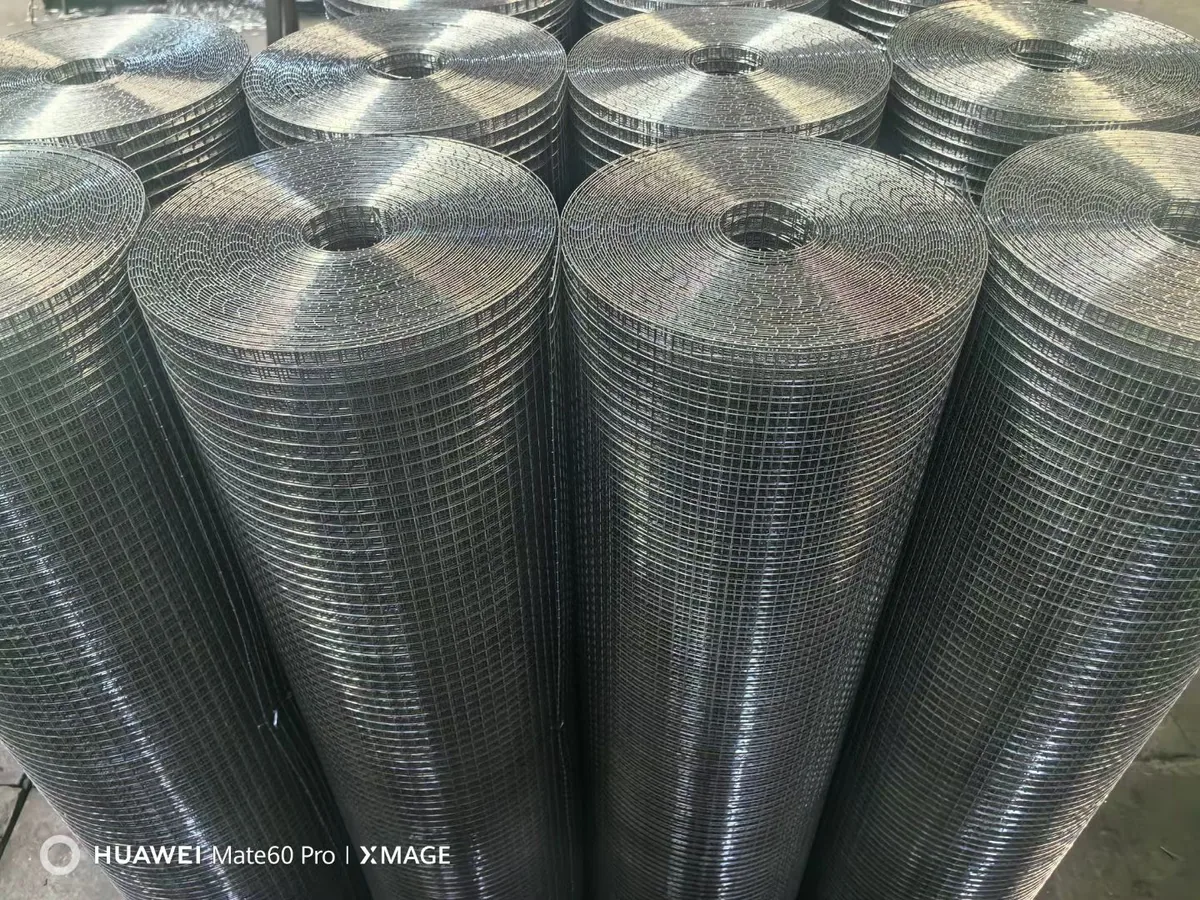 Stainless steel welded mesh weld intersection close-up showing weld penetration depth at Anping Hand in Hand factory